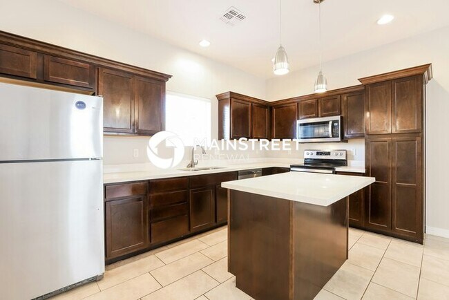 Building Photo - 3 Bedroom Pet-Friendly Home in Phoenix, AZ with Main Street Renewal