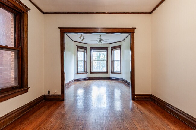 Building Photo - 844 W Aldine Ave