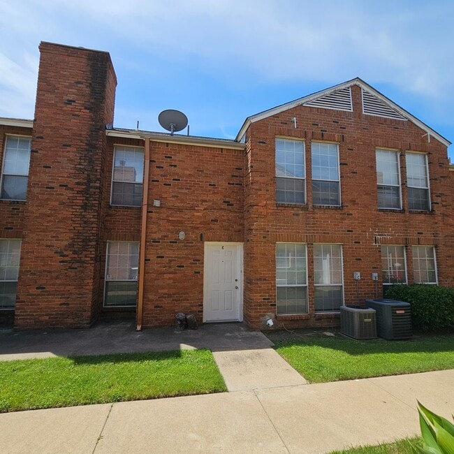 Photo - 1400 Darr St Apartment