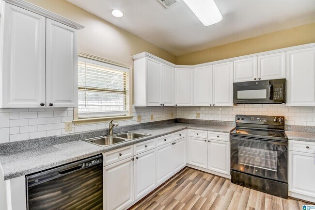 Building Photo - 2212 Rushton Ln