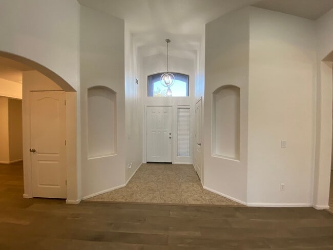 Building Photo - Enjoy Golf Course Living: Refreshed 4-Bedr...