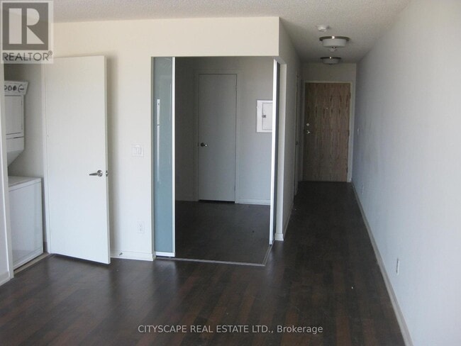 Photo du bâtiment - 38 Joe Shuster Way