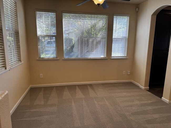 Building Photo - Beautiful and spacious 4 bedroom/ 2.5 bathroom home