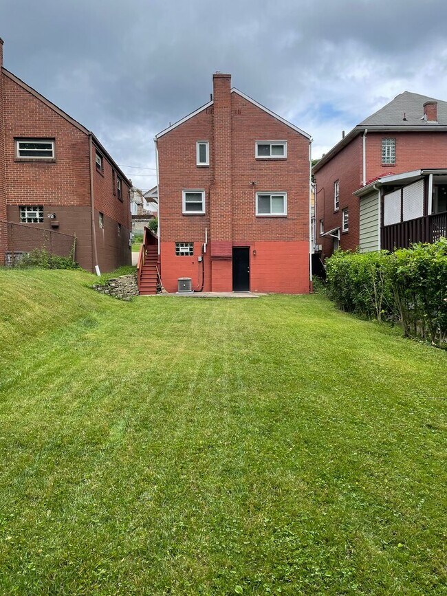 Foto del edificio - Comfortable 3-Bedroom Home with Private Backyard in Pittsburgh!