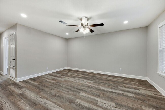 Building Photo - 1005 Summer Ct Cir