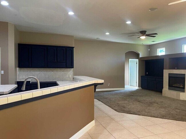 Foto del edificio - West Bakersfield Custom Home for Rent Available Now!