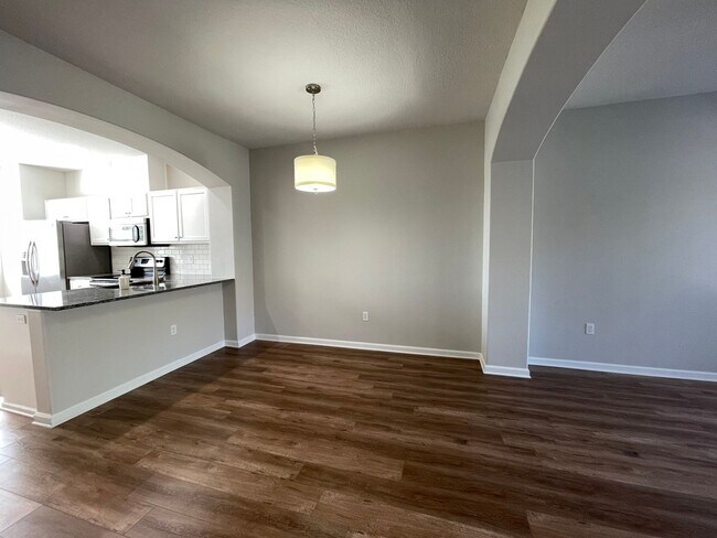 Building Photo - Stylish 2br/2.5ba Townhome with 2-car tand...