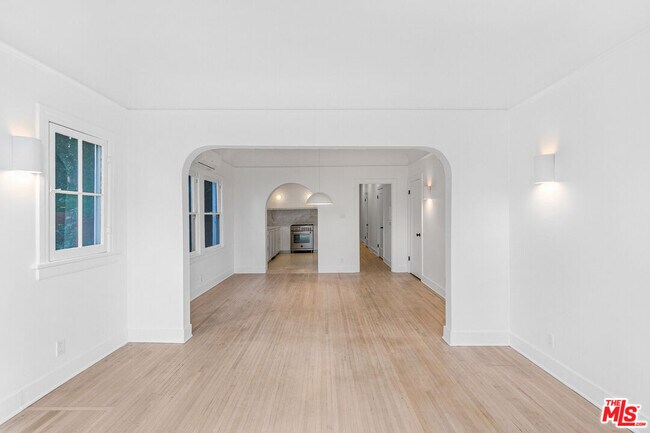 Foto del edificio - 854 Hyperion Ave