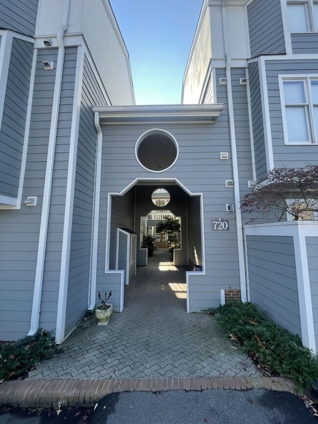 Building Photo - 3 Bd 2 ba Condo