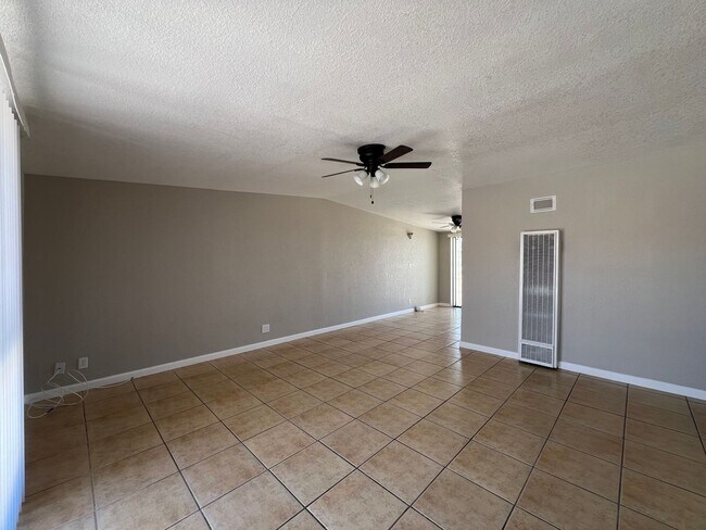 Foto del edificio - 3 Bedroom 2 Bathroom House with 1 Car Garage