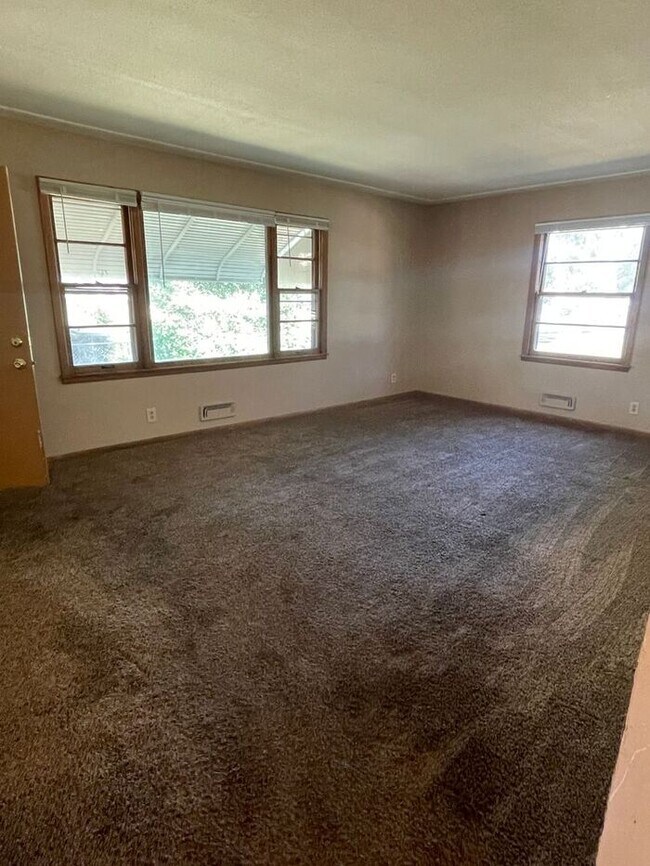 Foto del edificio - Main Level Columbia Heights Duplex, 1 Car ...