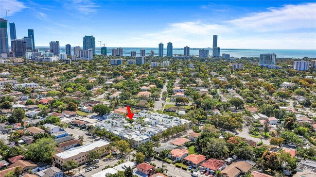3 MINUTES DRIVE TO BRICKELL - 1045 SW 9th Ct