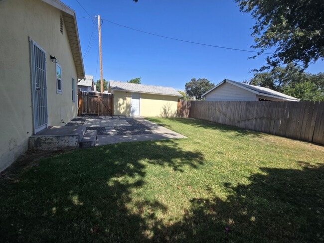 Building Photo - 2 Br 1 Ba available Now