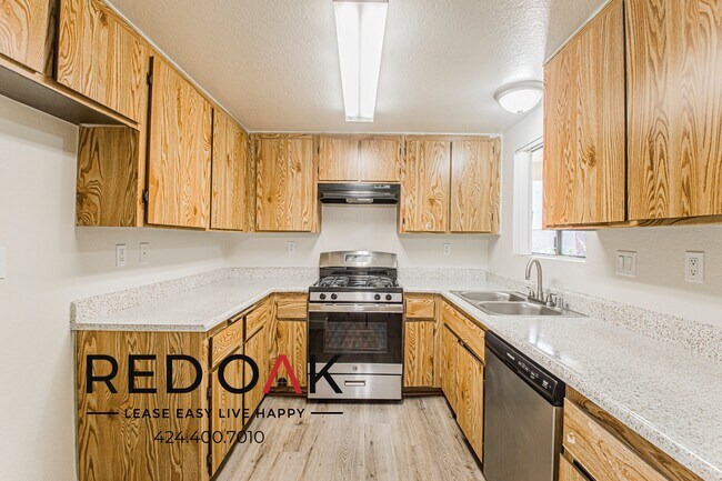 Foto del edificio - 2680 E Highland Ave