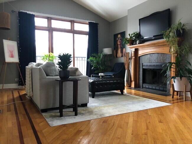 Sala de estar con muebles. Puertas corredizas con vista a la calle. - 4933 N Winthrop Ave