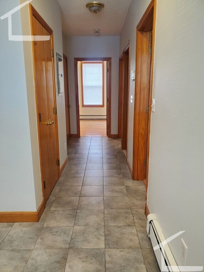 Building Photo - Charming 2 Bedroom