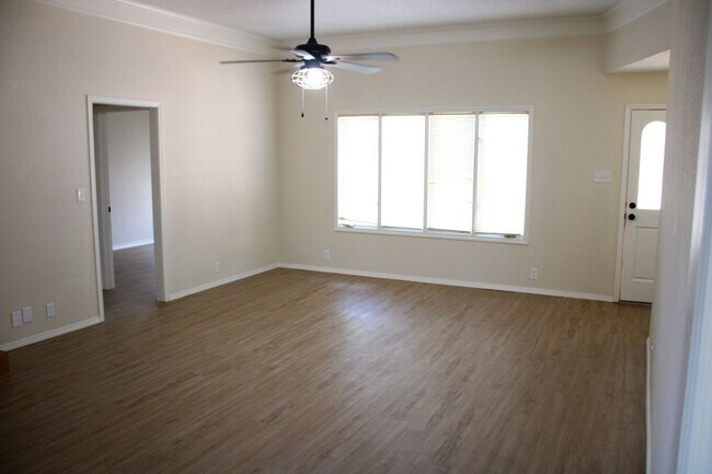 Building Photo - Remodeled 3/2/2 home Spacious & Modern