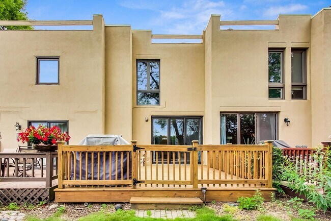 Foto del edificio - 1 Oak Tree Ct