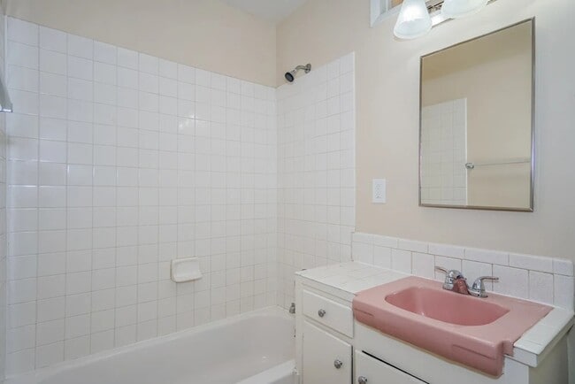 Building Photo - 624 Erica St