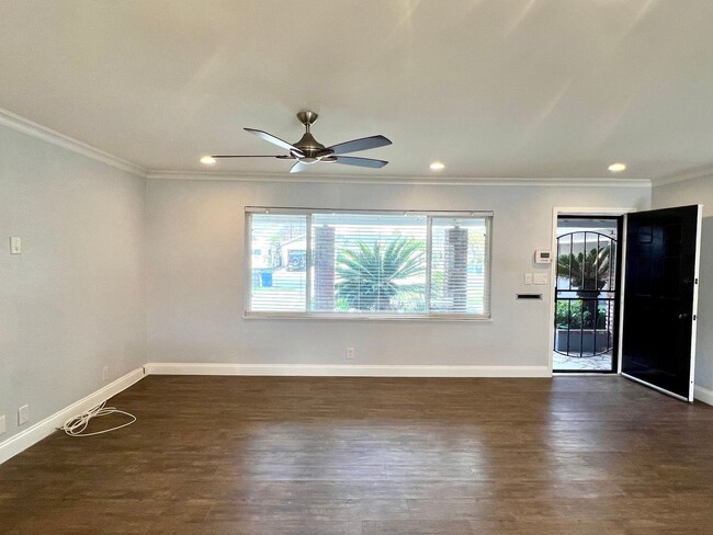Foto del edificio - 4 Bedroom home available in Huntington Beach