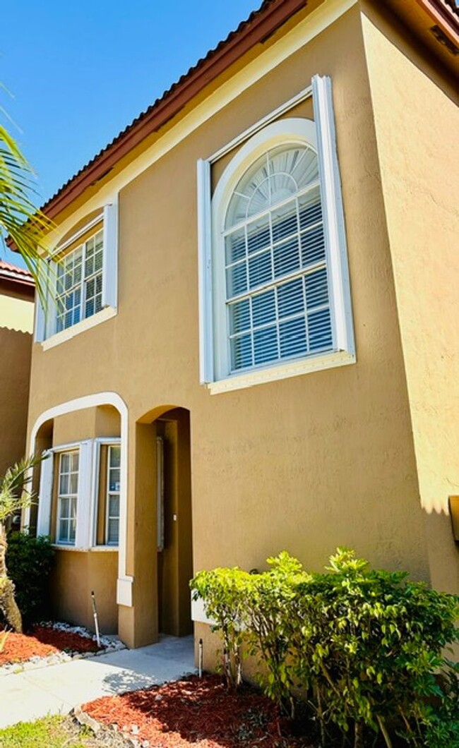 Building Photo - Beautiful Townhouse in Weston