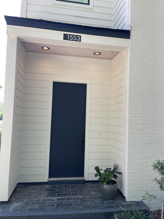 Building Photo - 1553 Pine St