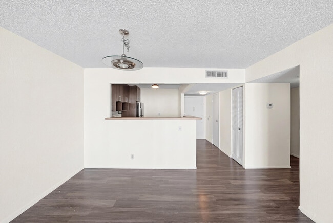 Building Photo - 1000 Parkview Dr