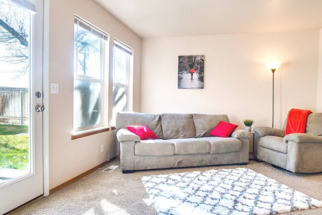 Building Photo - 19 E King St