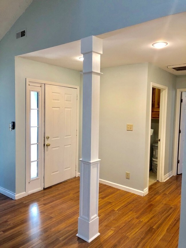 Building Photo - 215 Meadowood Ln
