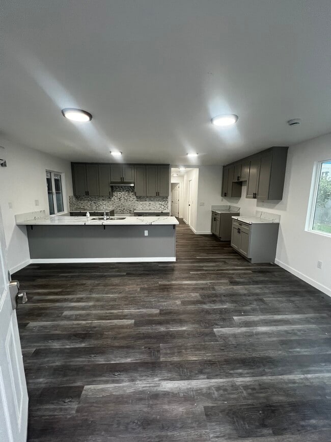 Building Photo - 2116 Zoe Ave Building Photo - 2116 Zoe Ave