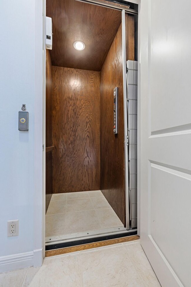 Building Photo - 601 Del Sol Cir