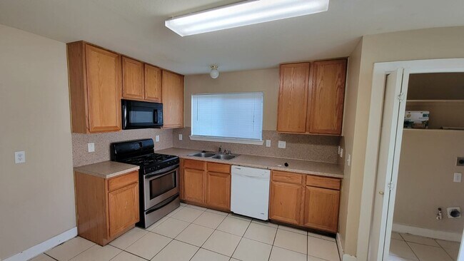 Building Photo - Beautiful House in family friendly community