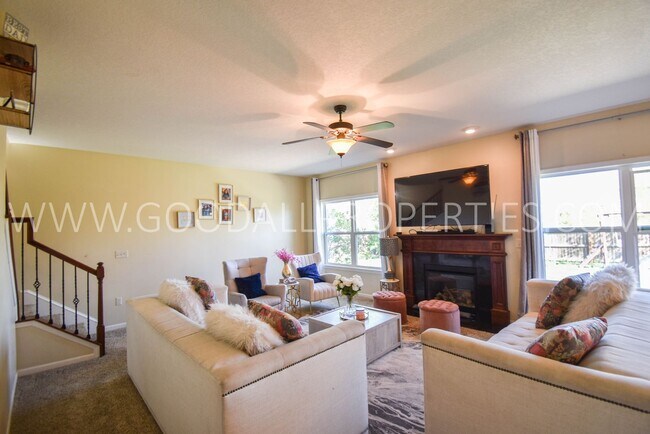Foto del edificio - 5 Bedroom Home with Fenced Yard, and 3 Car Garage in Waukee
