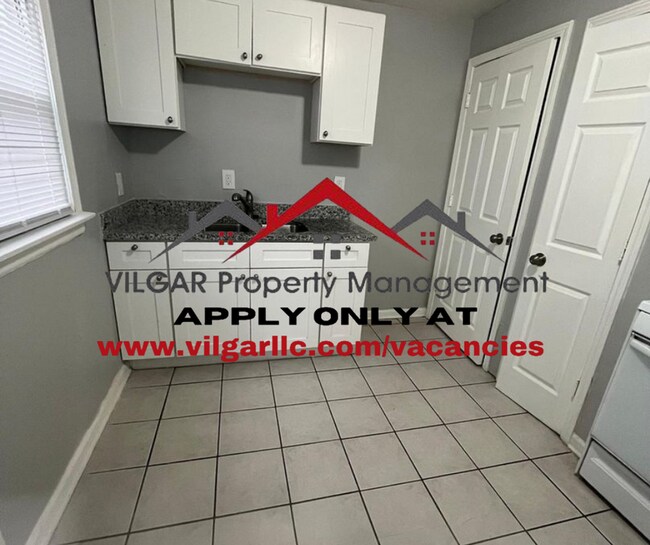 Building Photo - Duplex home ! 3 bed, 3 story, 1 bath home ...