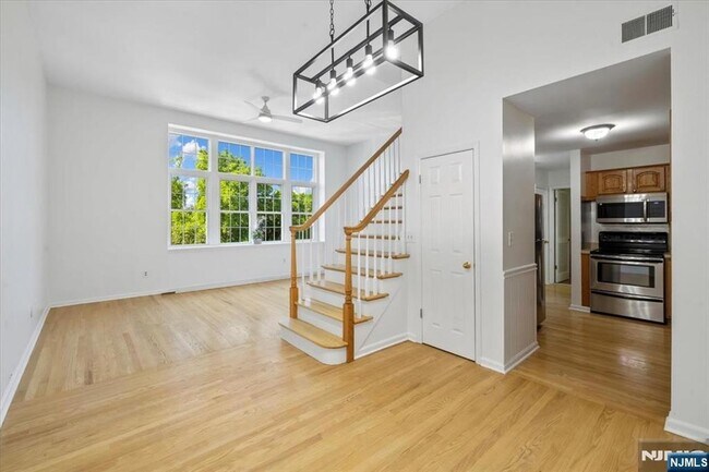 Foto del edificio - 32 Smith Ave