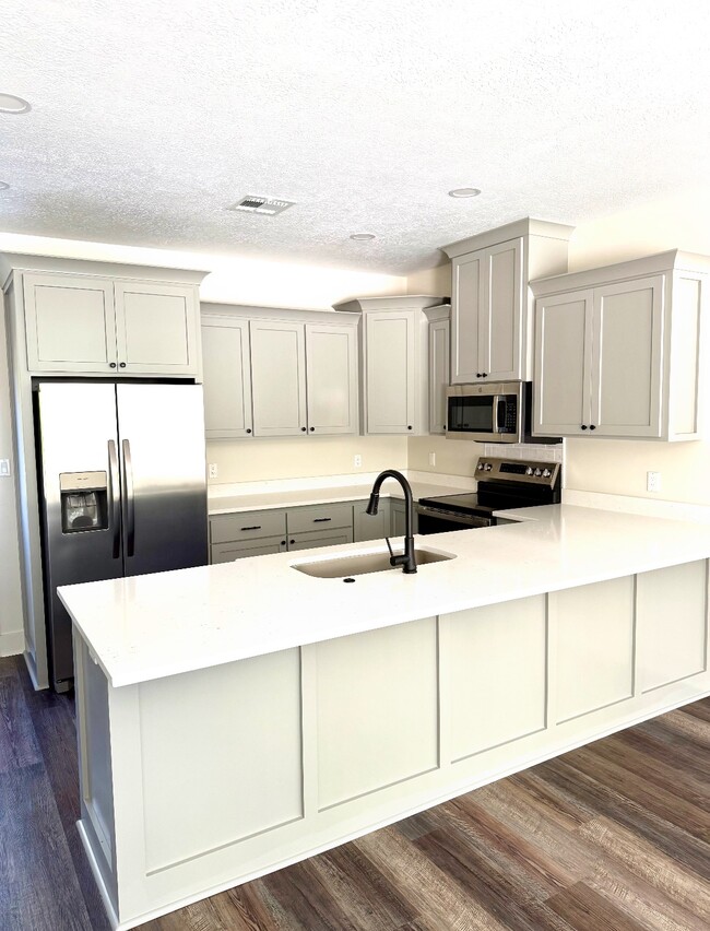 Building Photo - 221 W Sallier St