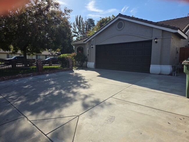 Building Photo - Single story home near CSU Stanislaus!