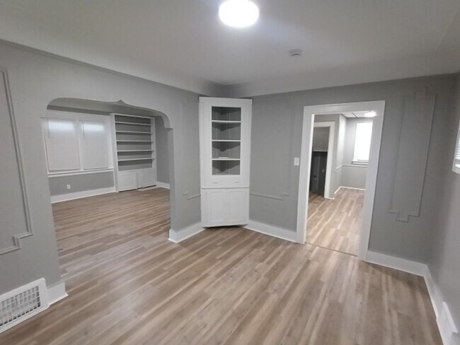 Building Photo - Charming 3 bedroom/1.5 bath Brick Home - Now Available!