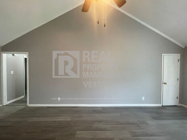 Building Photo - 160 N Springs Ct