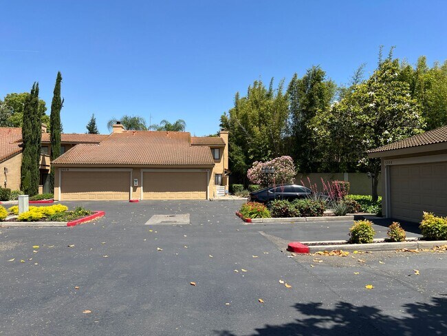 Foto del edificio - Walking distance to Roseburg Square - 3 be...