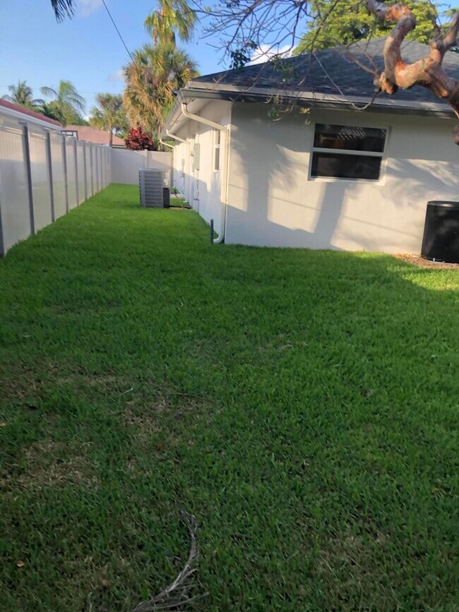 Building Photo - 812 Sevilla Dr