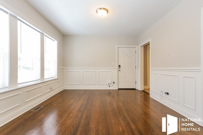 Building Photo - 2858 N Harding Ave