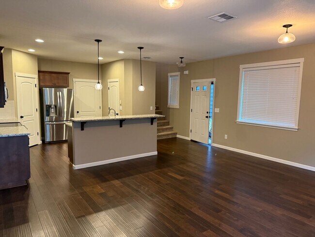 Building Photo - Beautiful 3 Bedroom House with High Ceilin...