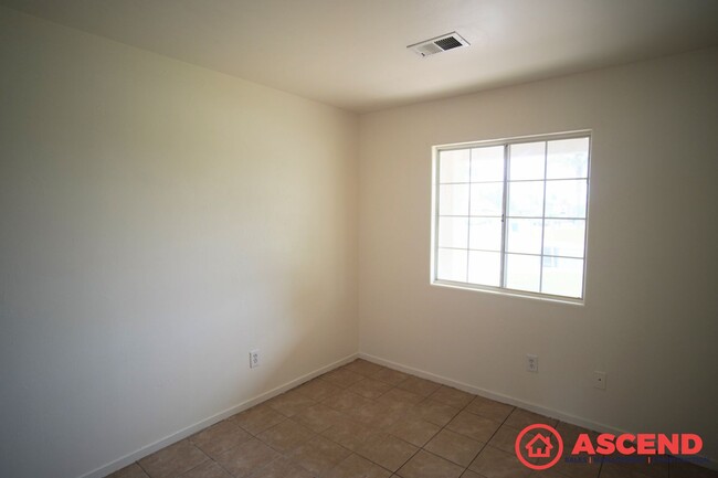 Building Photo - Lovely Home in East Bakersfield!