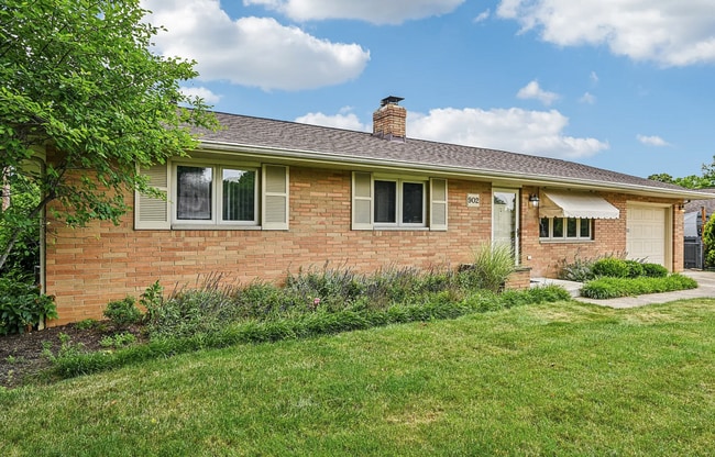 Building Photo - 902 Brentford Dr