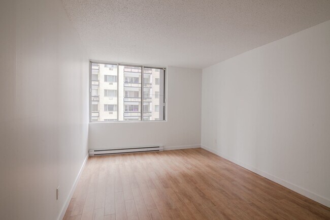 Building Photo - 2285 Saint-Mathieu Street