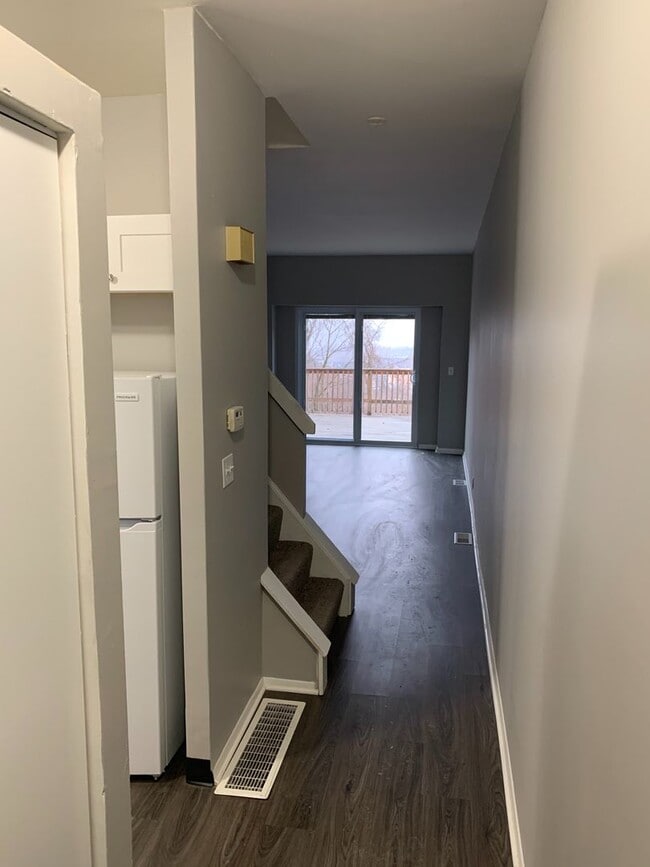 Building Photo - Newly Renovated 3 Bedroom Town Home With B...