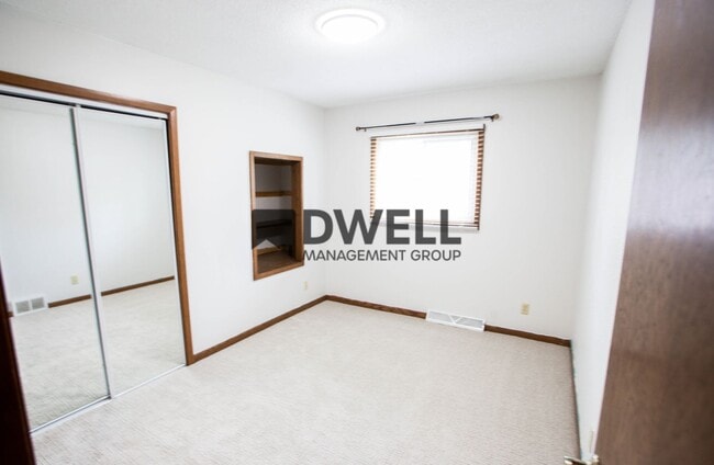 Building Photo - Large Home in Stewartville