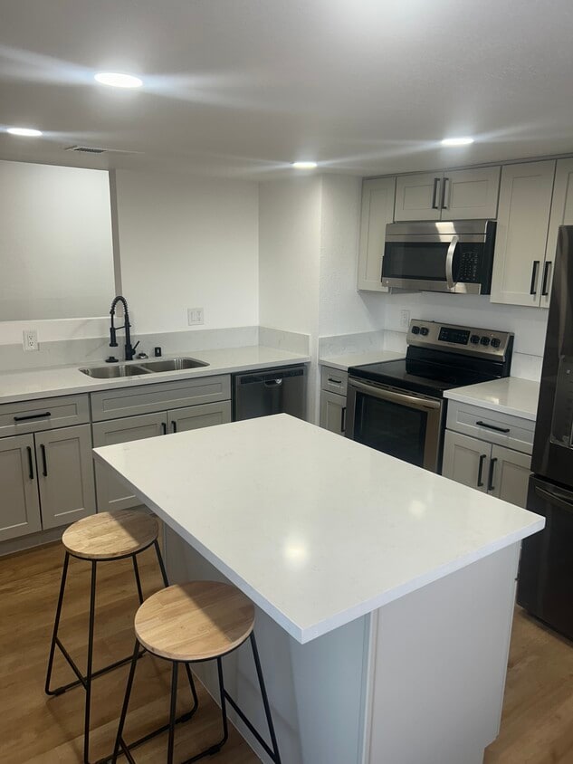 Beautiful Fully Remodeled 2bd 2Bth Condo - 3790 Shirebrook Dr