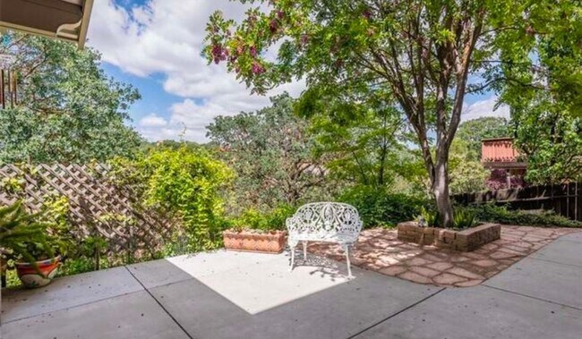 Foto del edificio - Very large, 4 bedroom 2.5 bath home